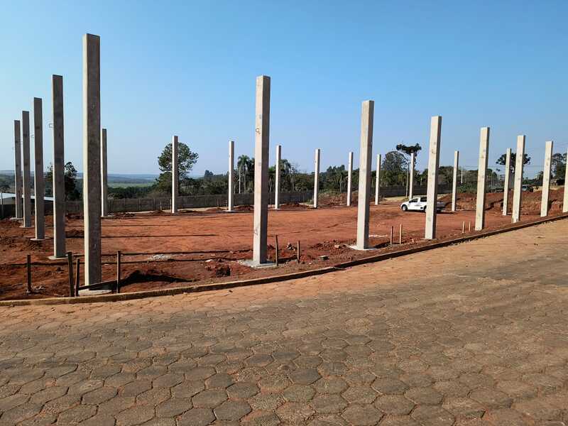 Galpão Industrial com colunas pré moldadas e cobertura em estrutura metálica
